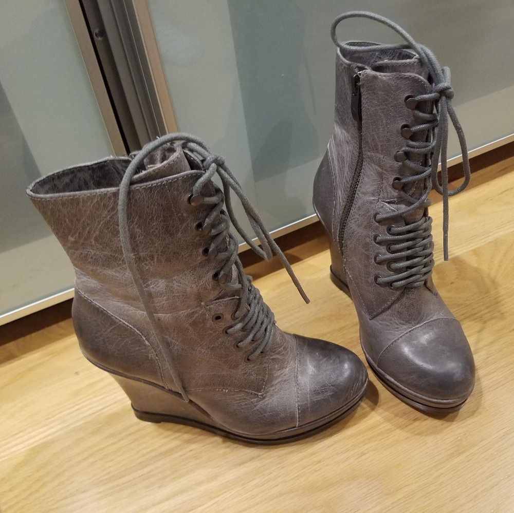 Vince camuto suni wedge boots size 5.5